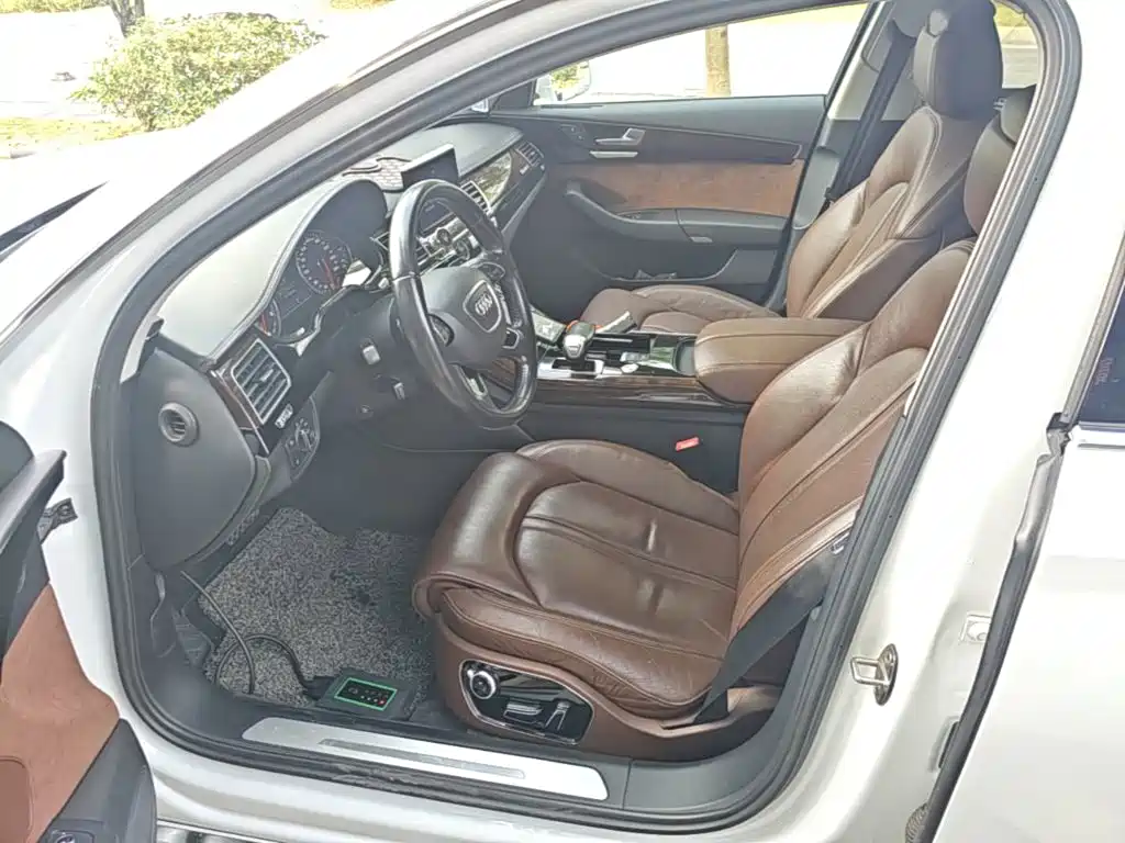 Photo 15 - Audi A8