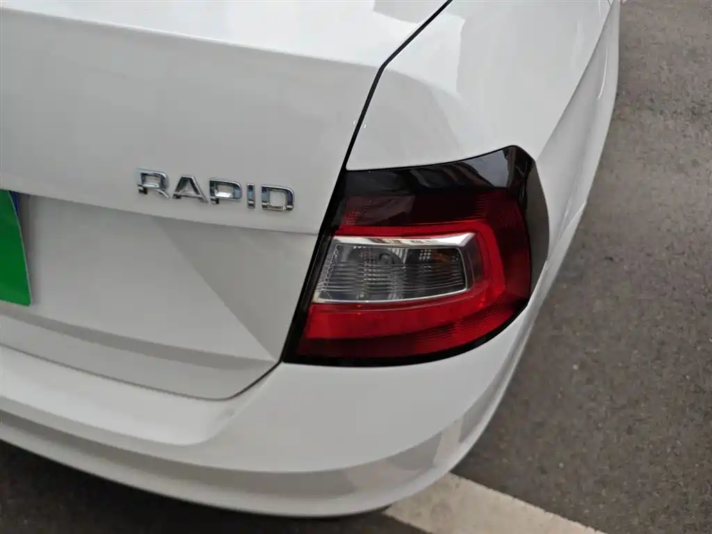 Škoda Rapid 2018 1.6L Manual Standard Edition фото 8