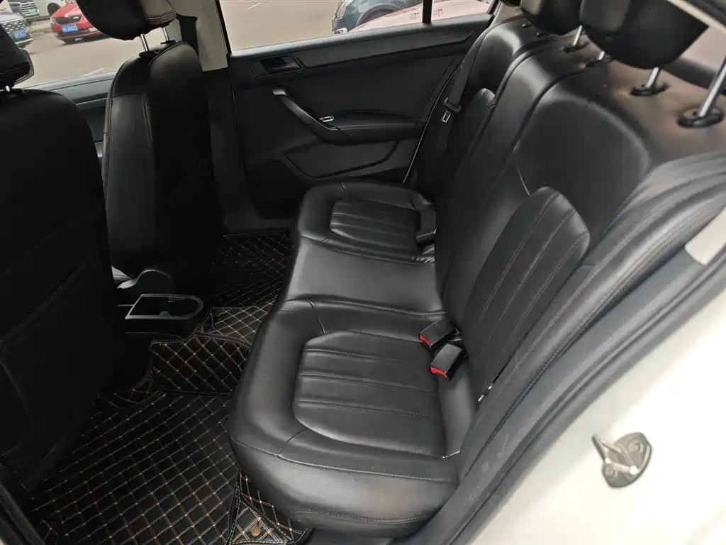 Škoda Rapid 2018 1.6L Manual Standard Edition фото 17