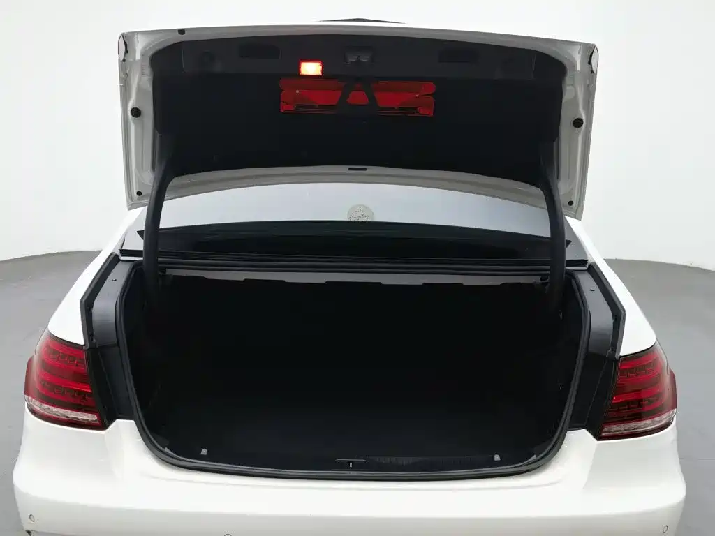 صورة 16 - Mercedes-Benz E-Class