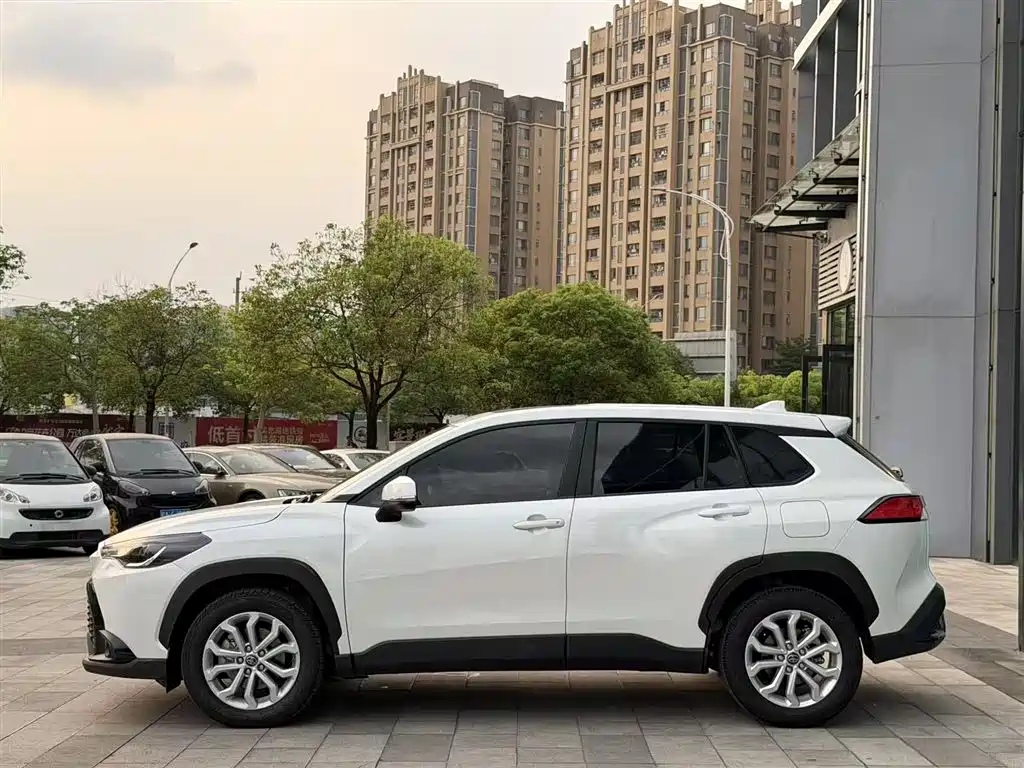 Toyota Frontlander 2023 2.0L CVT Leading Edition фото 8