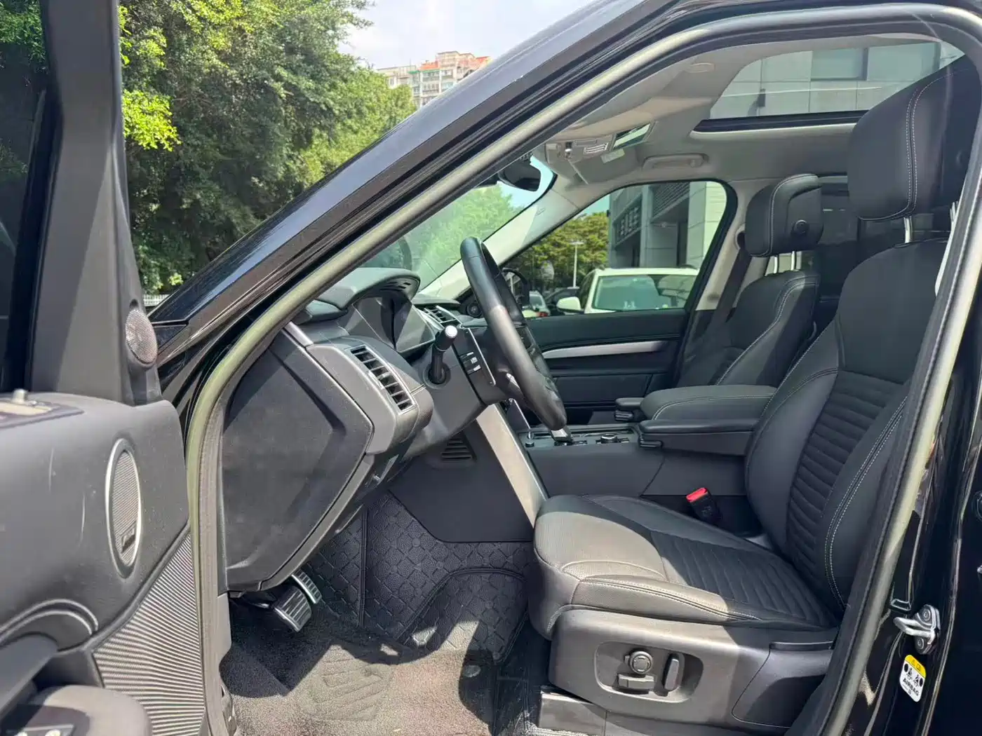 Land Rover Discovery 2023 Facelift 360PS R-Dynamic SE фото 5