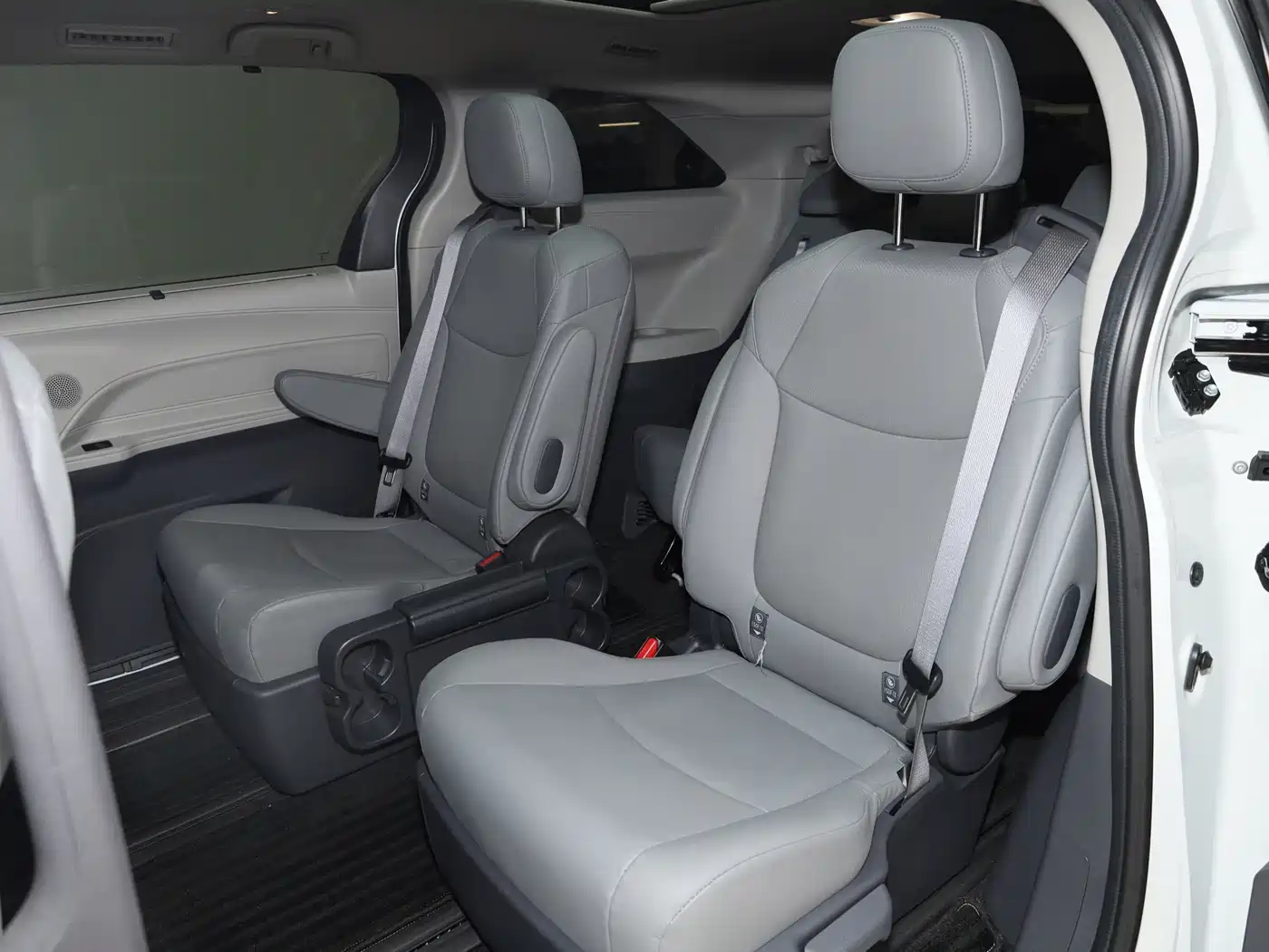 Toyota Granvia 2024 2023 2.5L Hybrid Luxury Edition