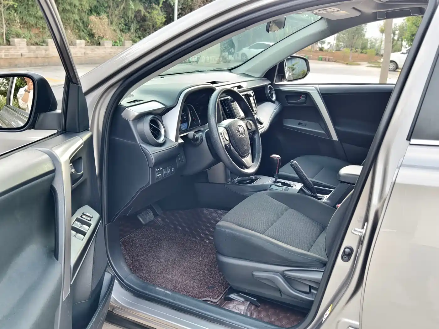 Toyota RAV4 Rongfang 2016 2.0L CVT 2WD Trend (China V) фото 12