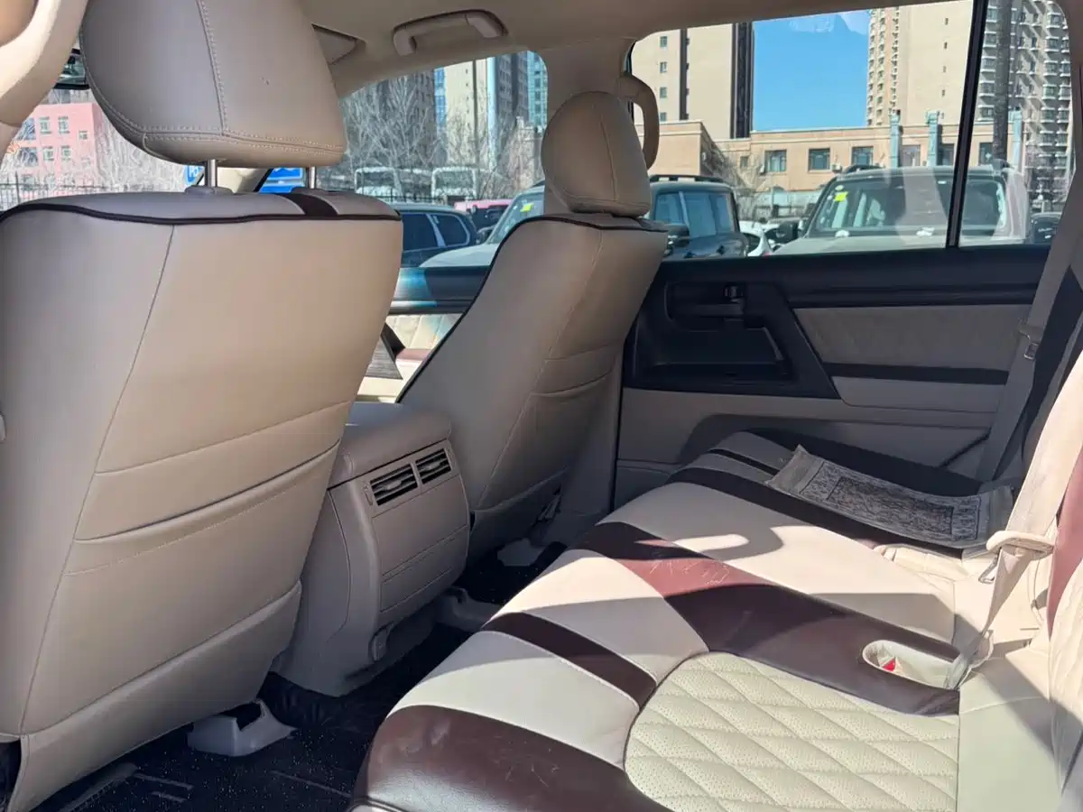 Toyota Land Cruiser (Import) 2015 4.0L V6 Middle East Low Configuration Edition фото 6