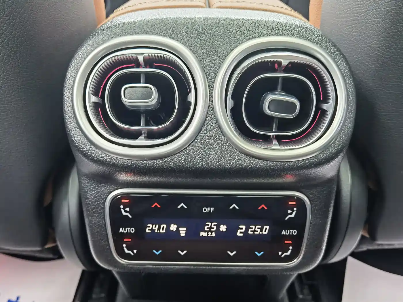Mercedes-Benz GLC 2024 GLC 260 L 4MATIC Luxury 5-seater фото 18