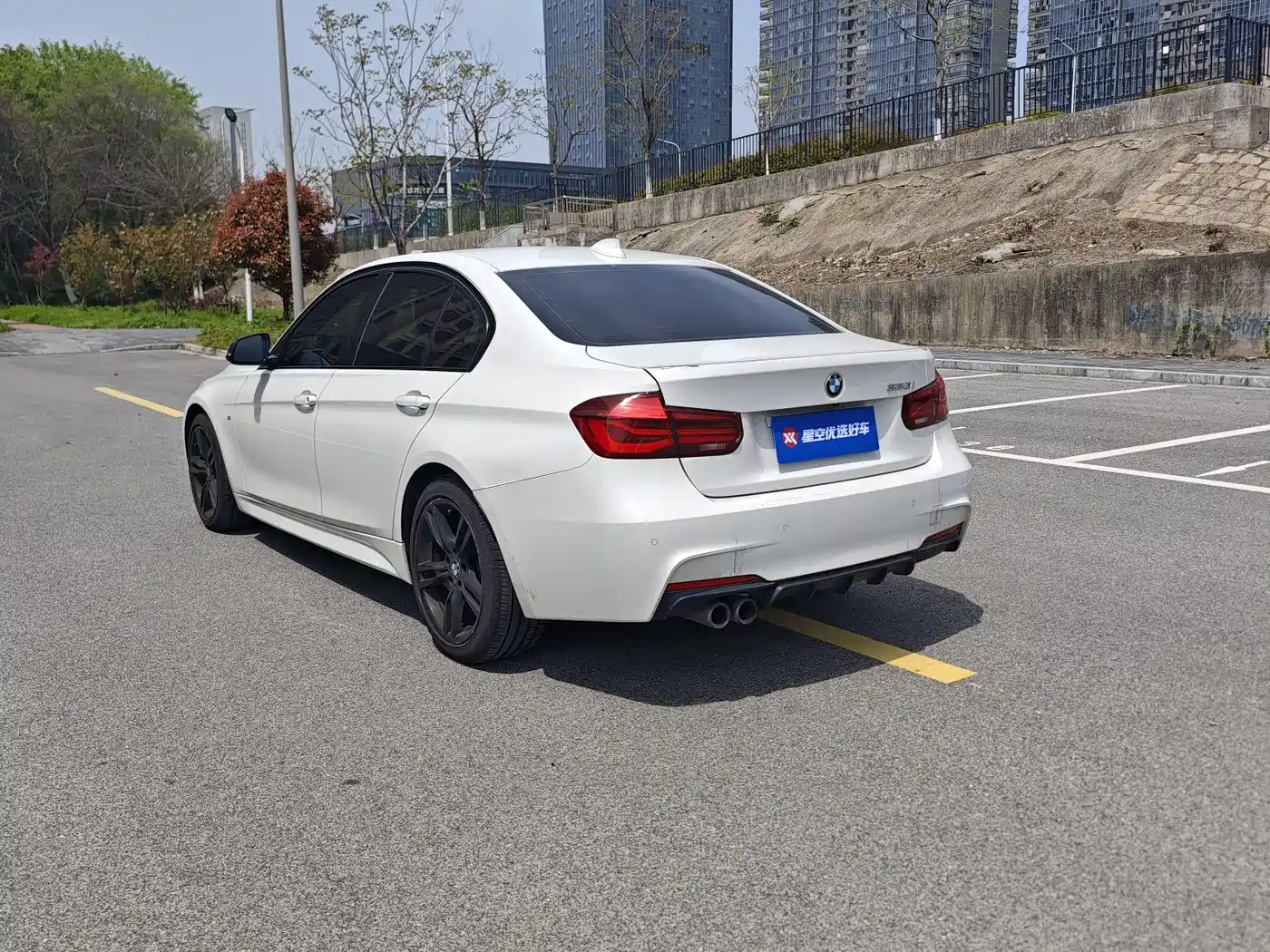 BMW 3 Series 2019 320i M Sport Black Night Edition фото 14
