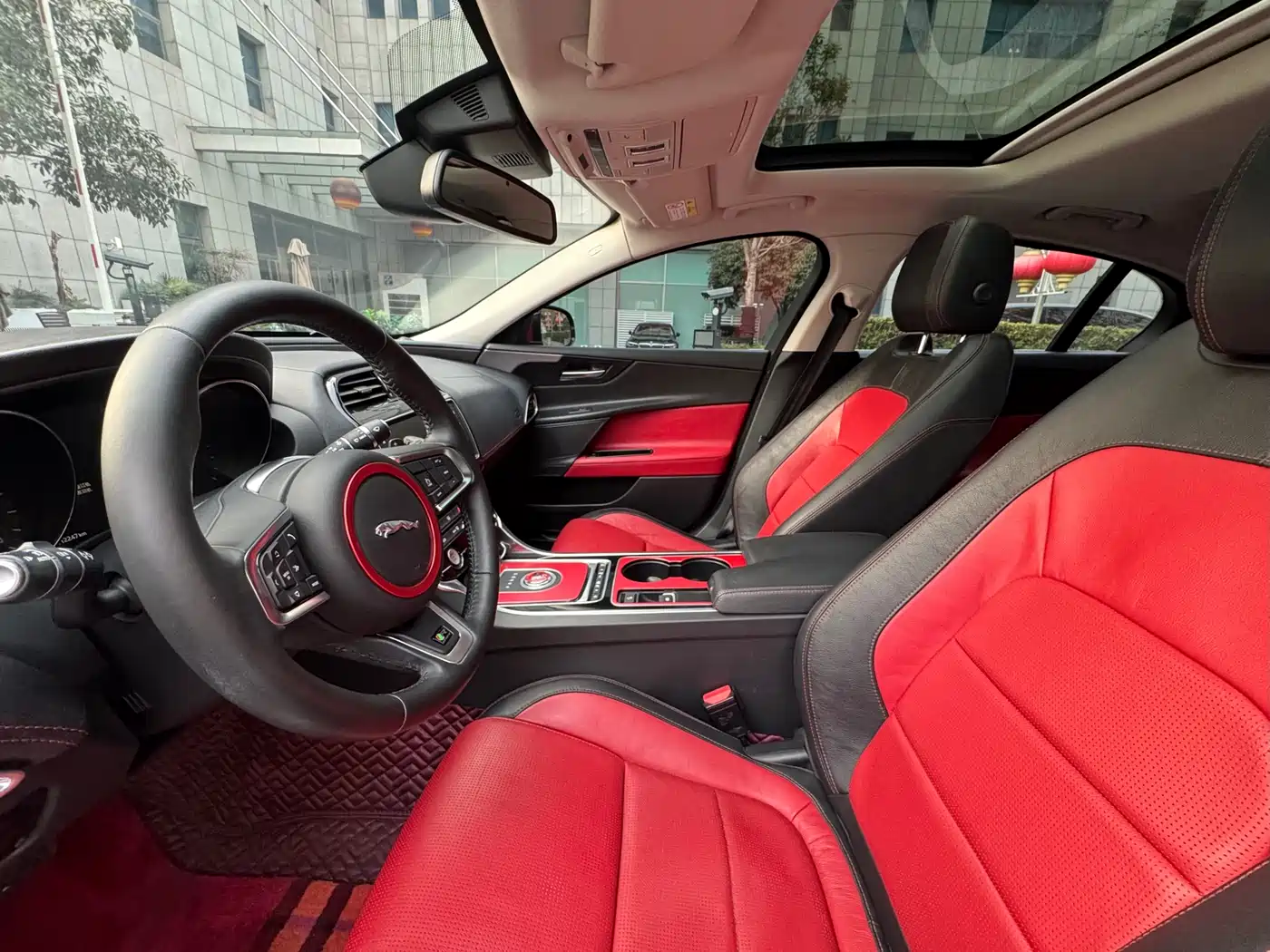 Jaguar XE 2015 2.0T 200PS R-Sport фото 14