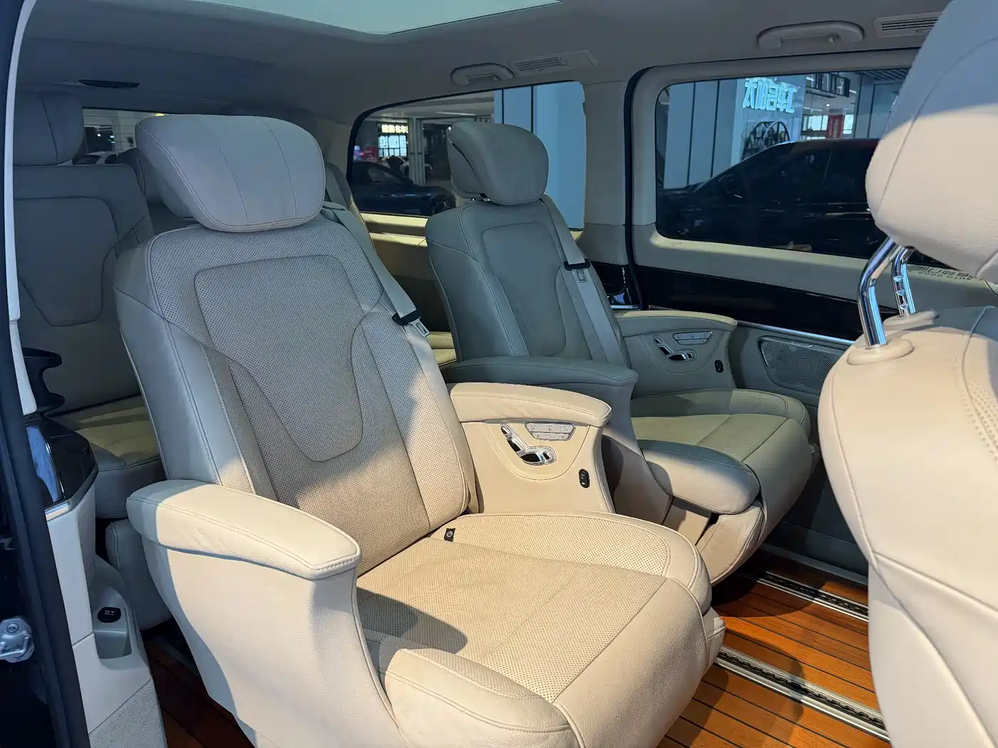 Mercedes-Benz V-Class 2017 Model V 260 L Premium Extended Edition фото 15