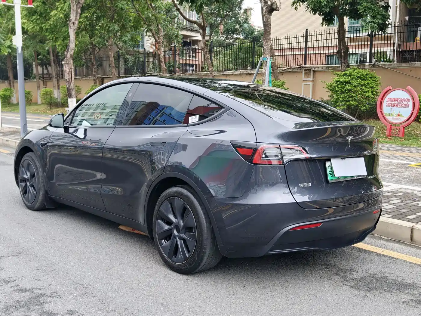 TESLA MODEL Y