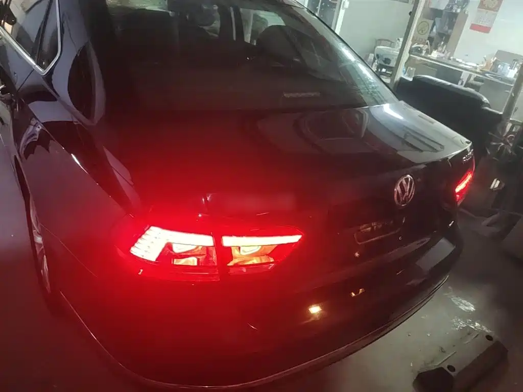 Volkswagen Passat 2015 1.8TSI DSG Honor Edition фото 6
