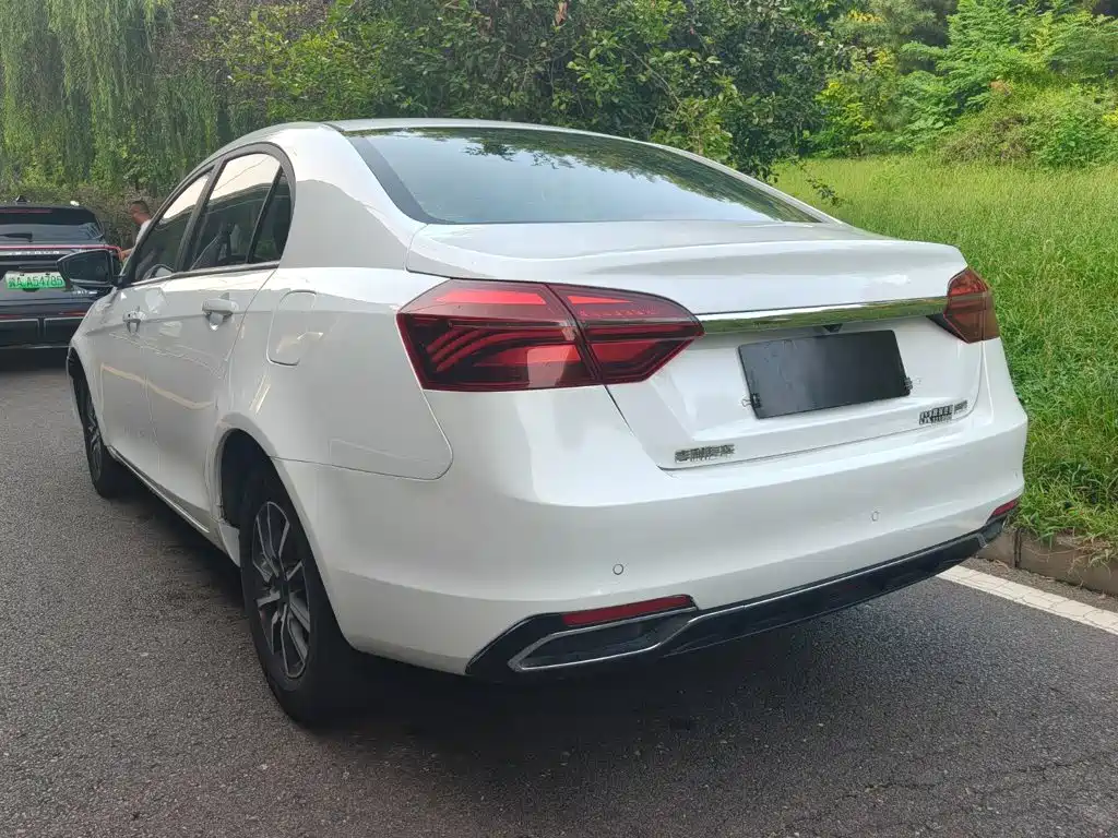 Фото 4 - Geely Emgrand