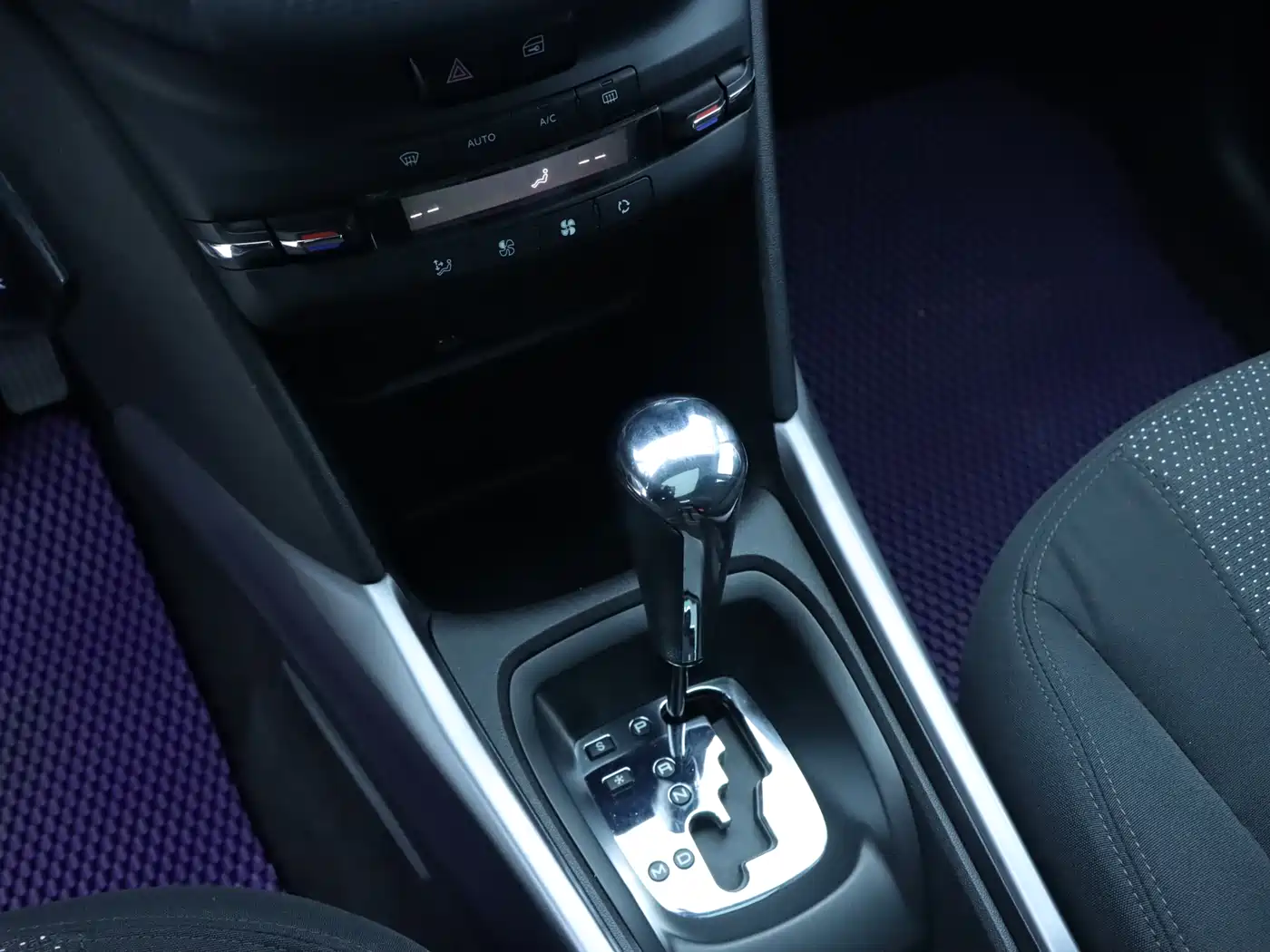 Peugeot 2008 2014 1.6L Automatic Fashion Edition фото 12