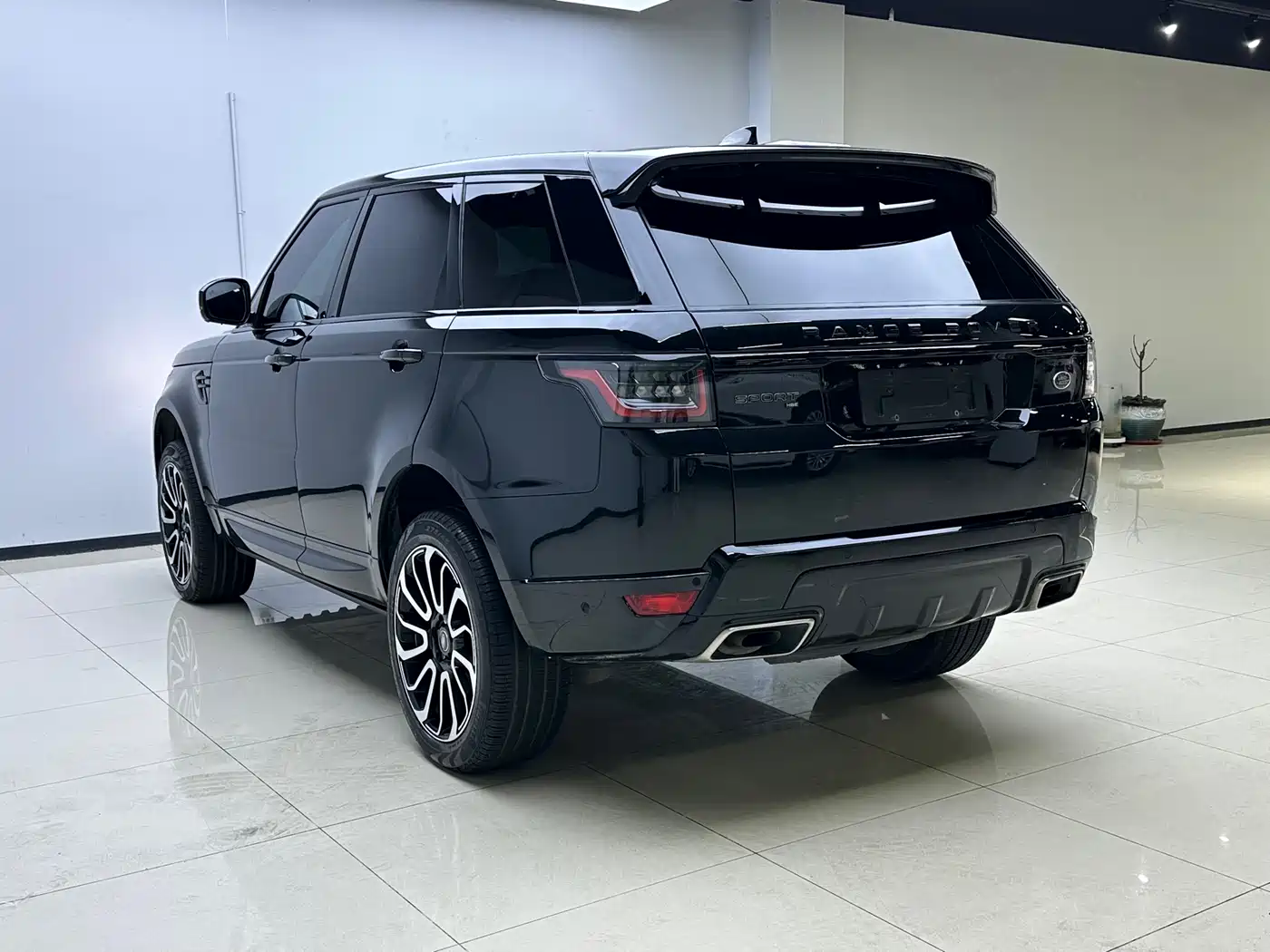 Land Rover Range Rover Sport 2021 3.0 L6 Gloss Black Edition фото 19