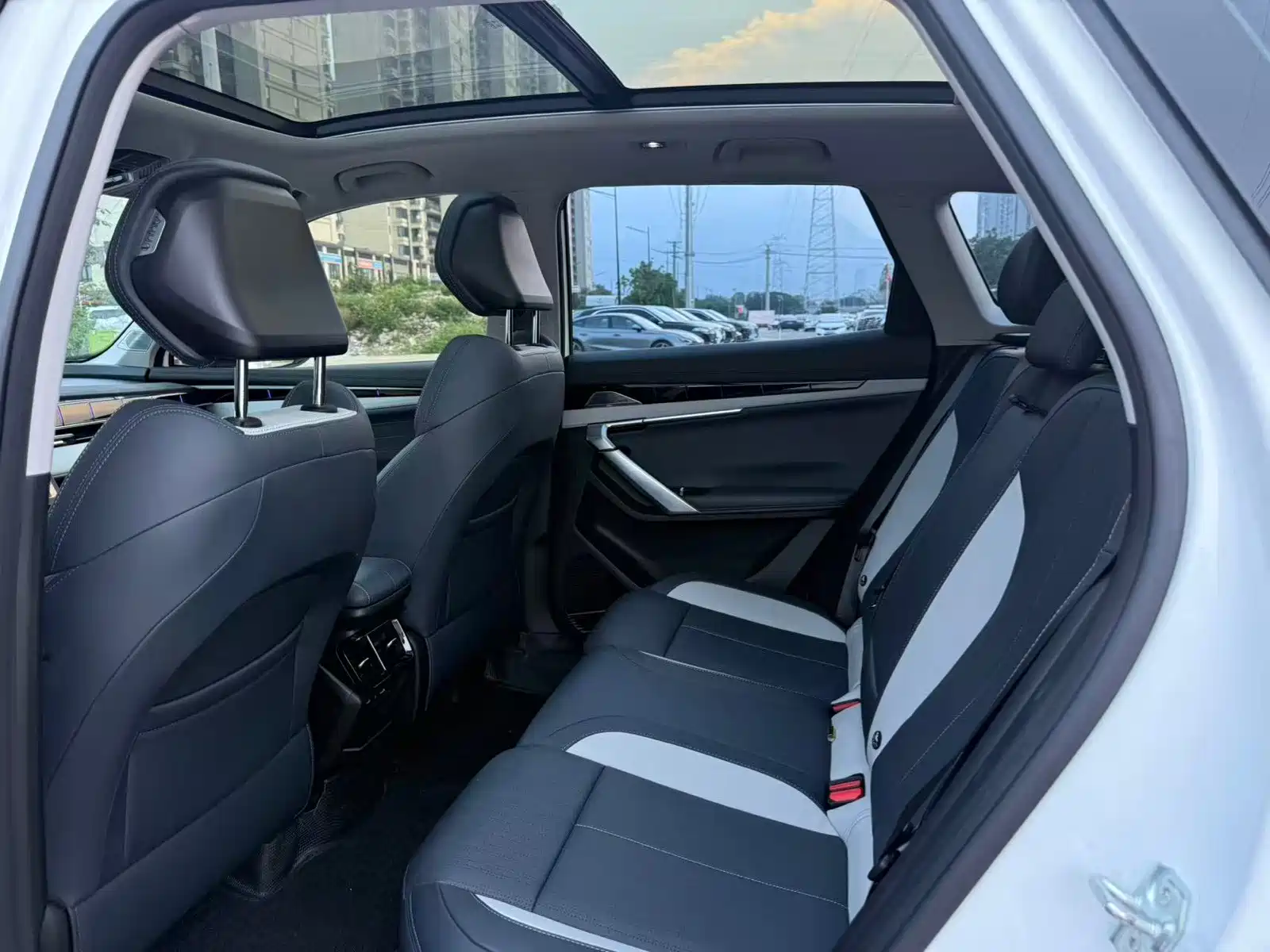 Фото 5 - Geely Atlas L