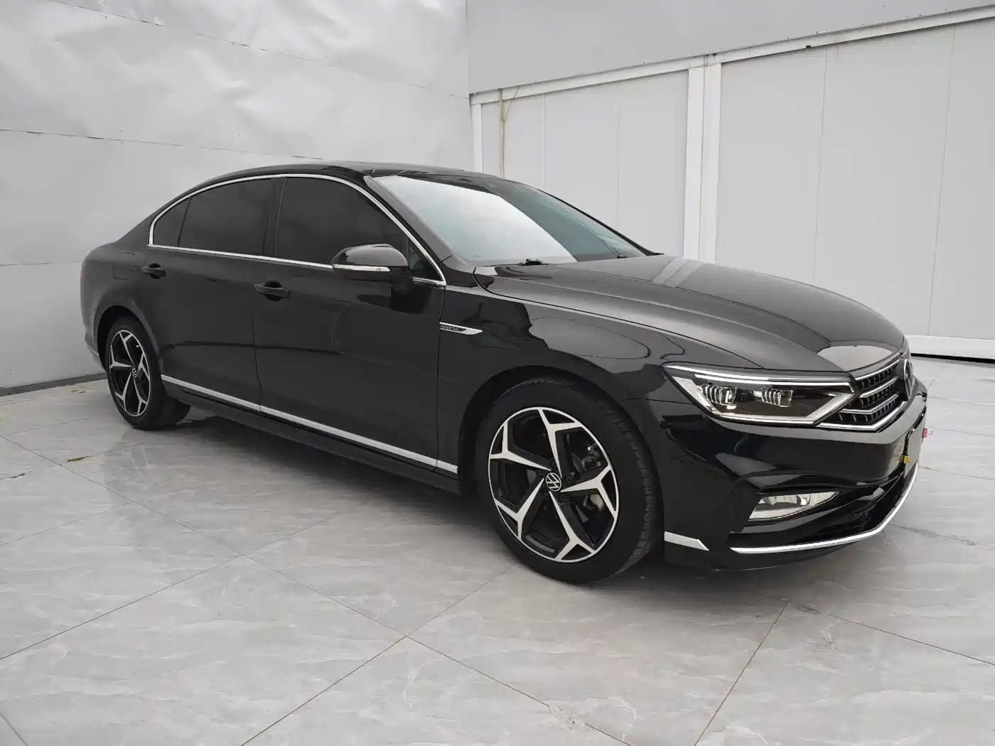 Volkswagen Magotan 2023 Model 2 Million Commemorative Edition 330TSI DSG Luxury фото 3