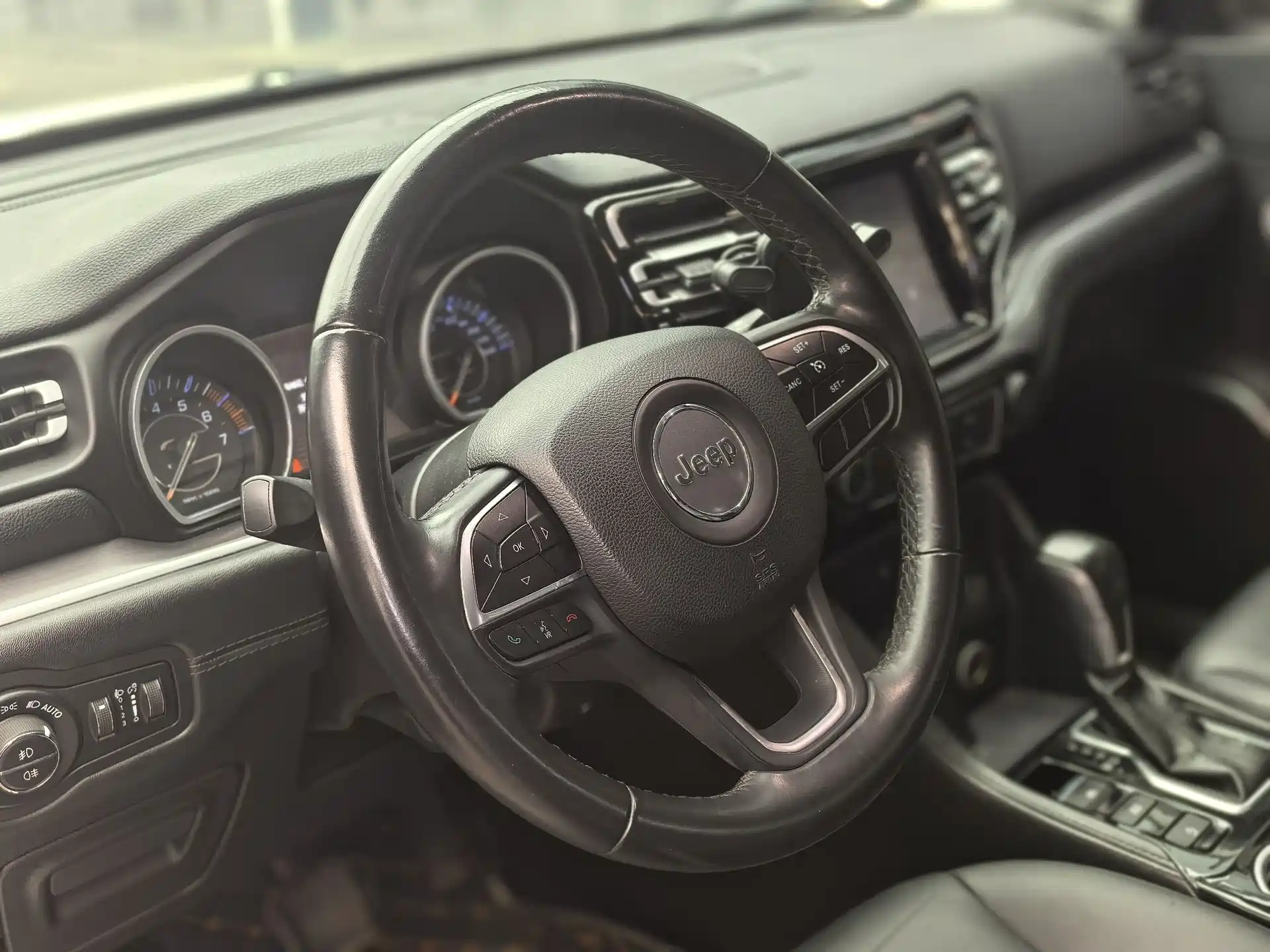 Photo 4 - Jeep Grand Commander