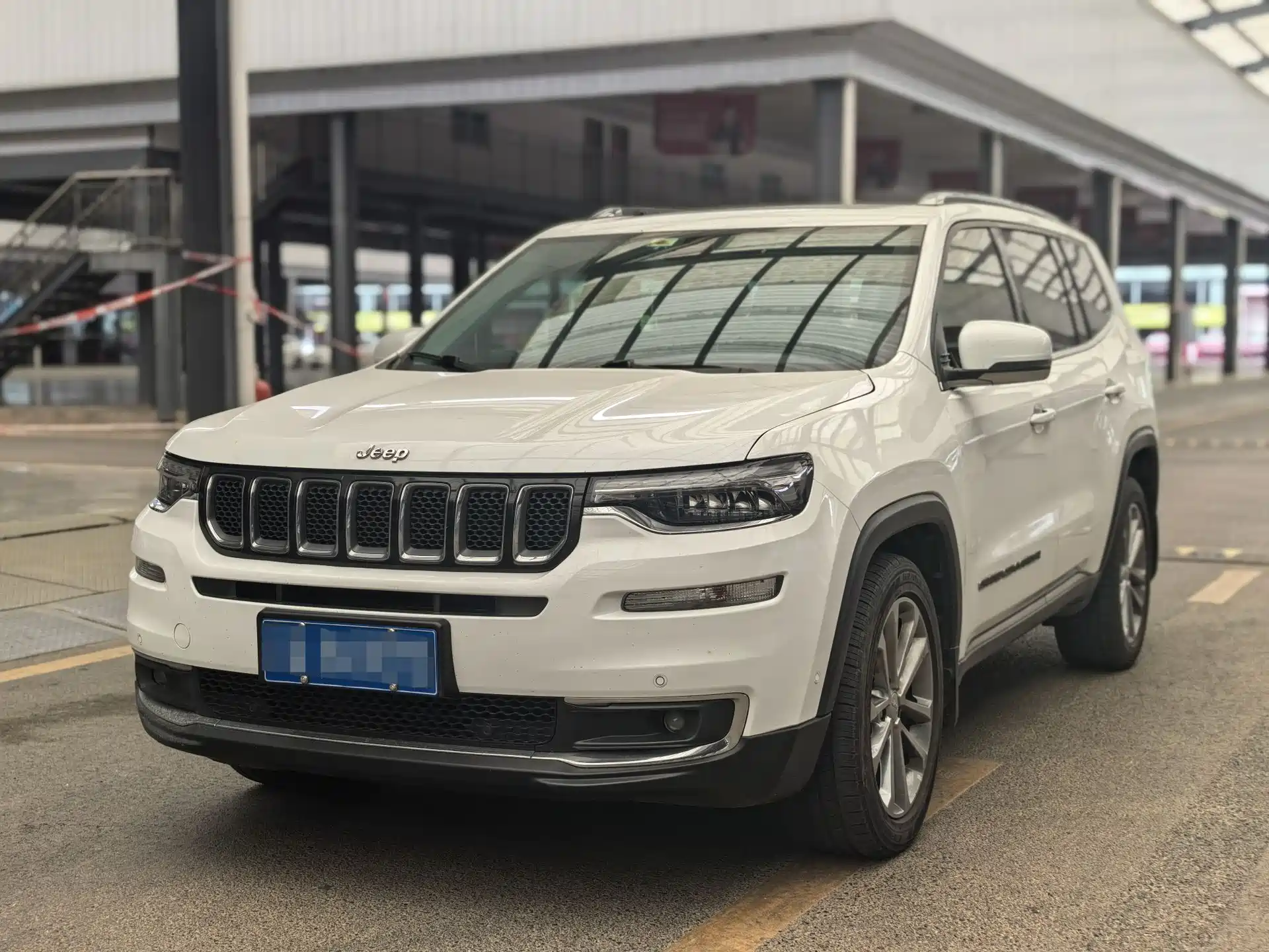 Photo 1 - Jeep Grand Commander