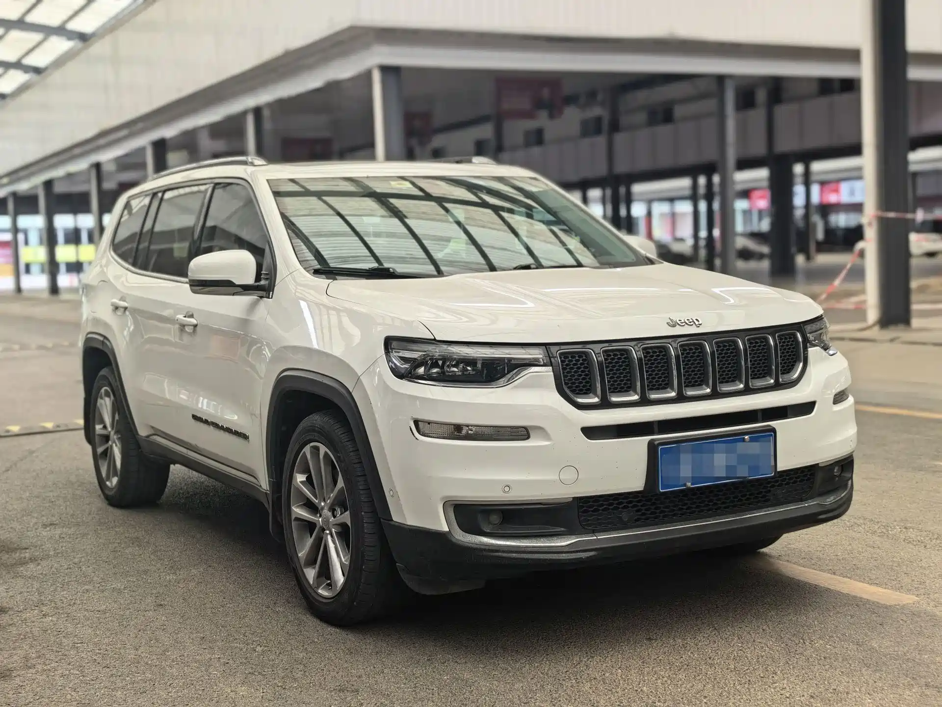 Photo 3 - Jeep Grand Commander