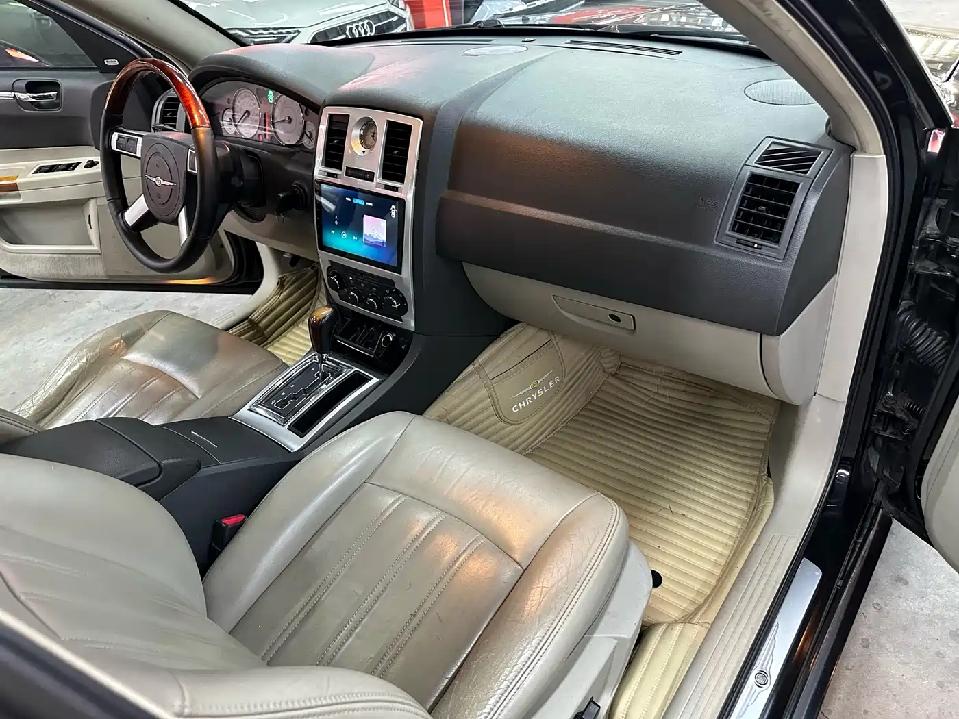 Photo 9 - Chrysler 300C