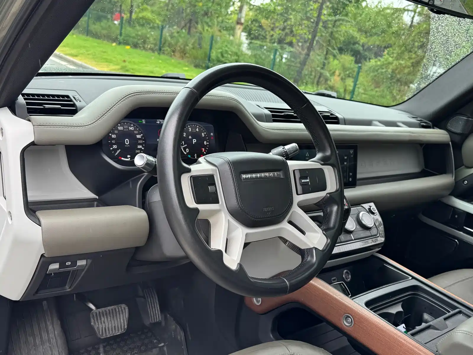Photo 8 - Land Rover Defender