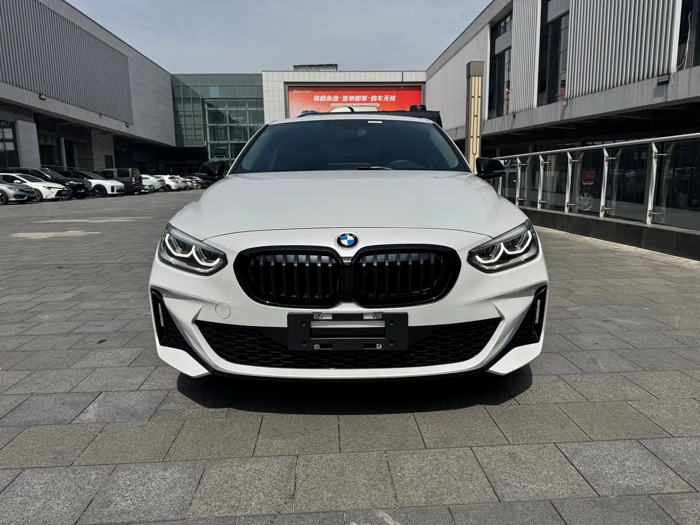 BMW 1 Series 2023 120i M Sport Shadow Edition фото 2