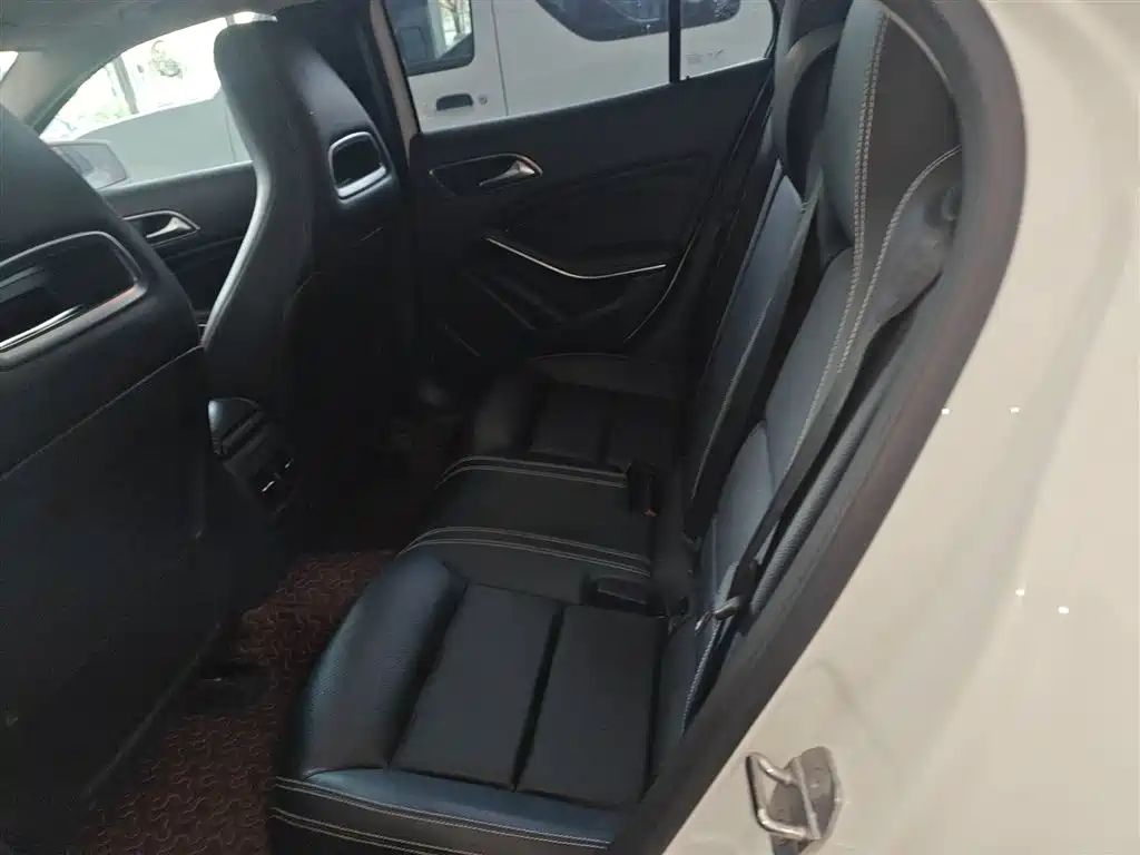 Mercedes-Benz GLA 2018 GLA 200 Dynamic фото 17