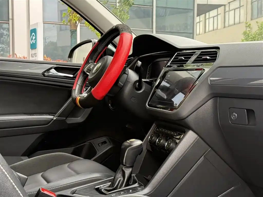 Volkswagen Tiguan L 2021 330TSI Automatic 2WD R-Line Premium фото 13
