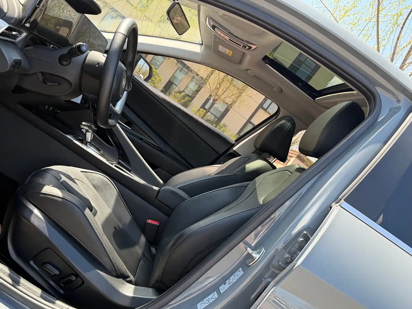 Hyundai Elantra 2022 1.5L CVT LUX Premium Edition фото 12