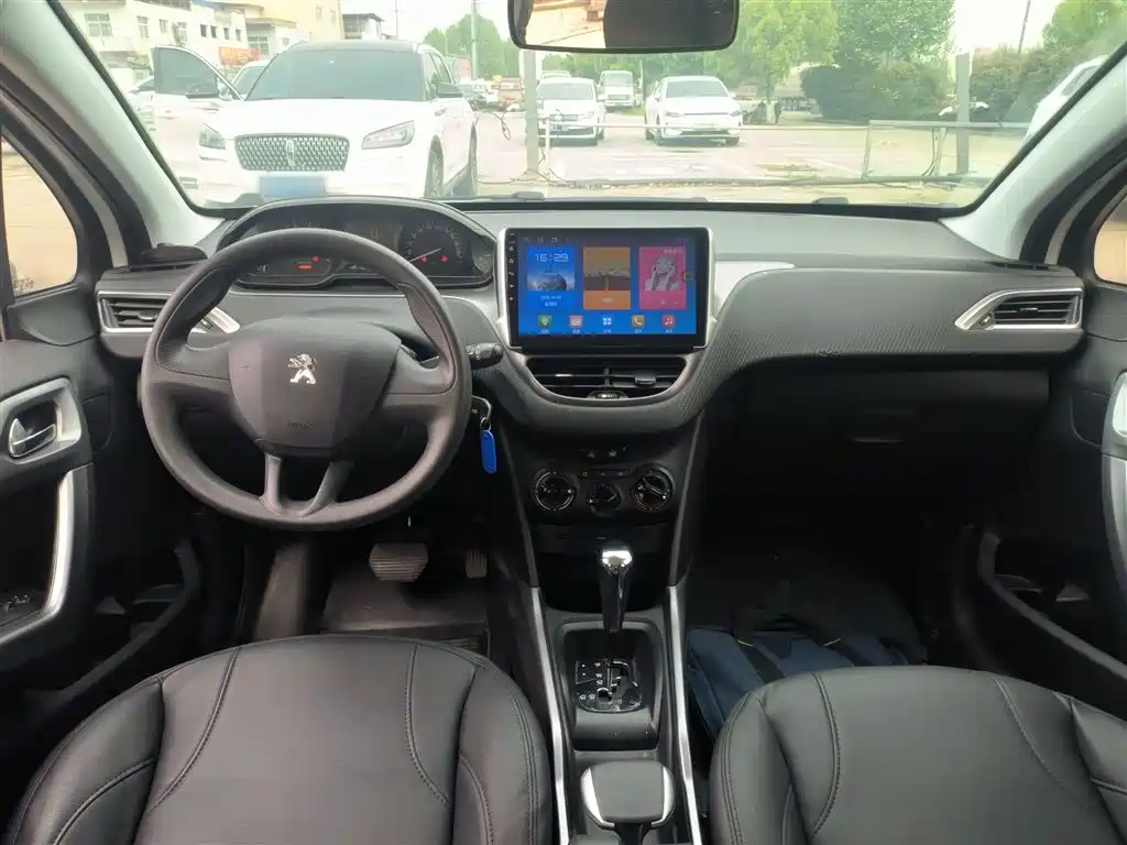 Peugeot 2008 2014 1.6L Automatic Trend Edition фото 10