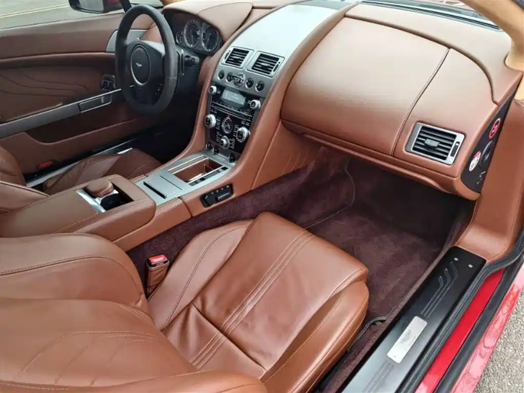 ASTON MARTIN V8 VANTAGE