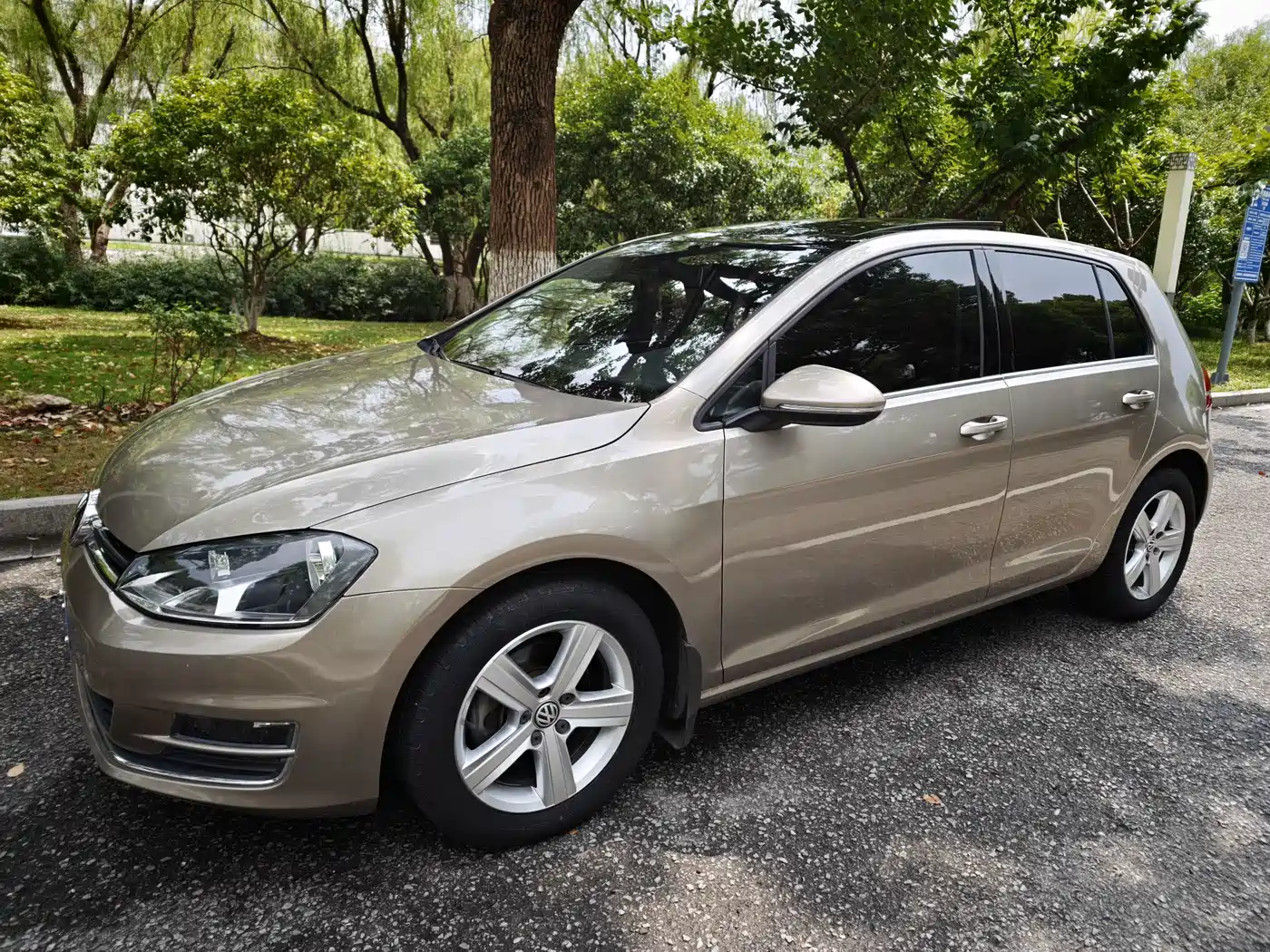Фото 2 - Volkswagen Golf