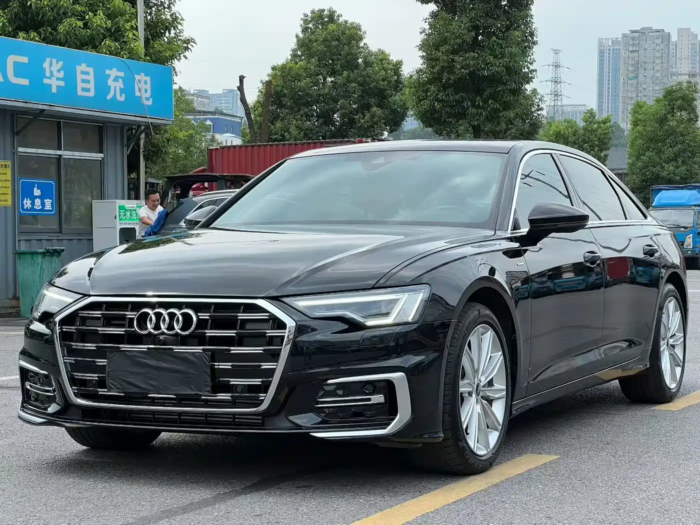 Фото 1 - Audi A6L