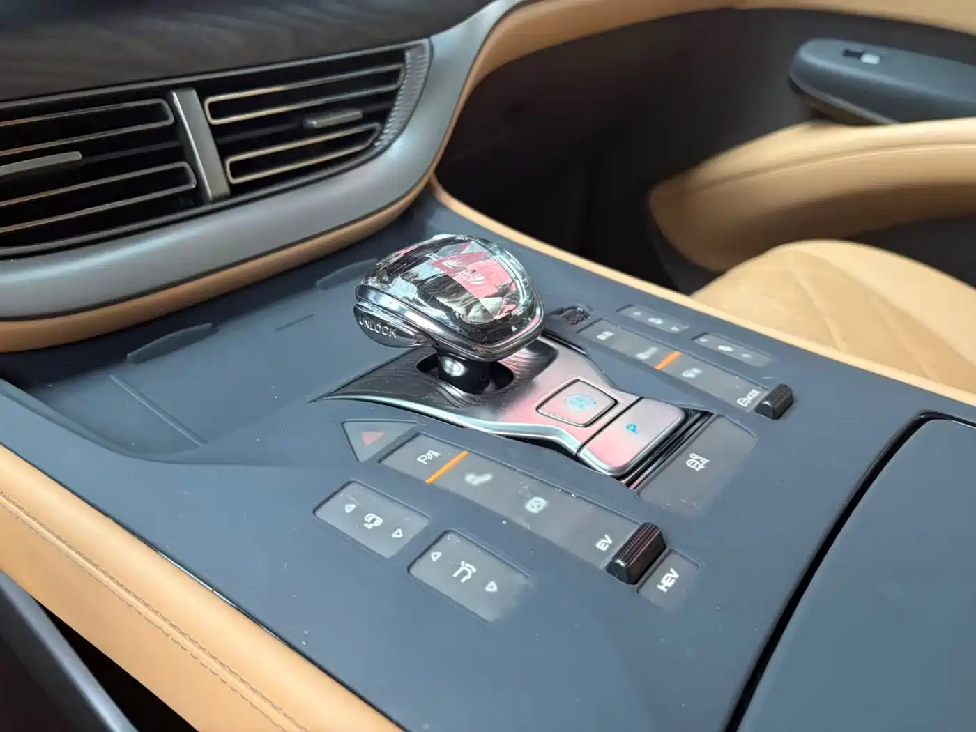 Denza D9 2025 2024 DM-i 980 AWD Premium
