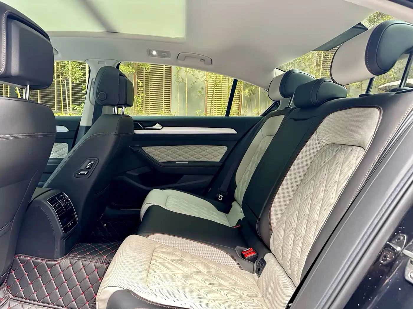Volkswagen Magotan 2023 Model 2 Million Commemorative Edition 330TSI DSG Luxury фото 6