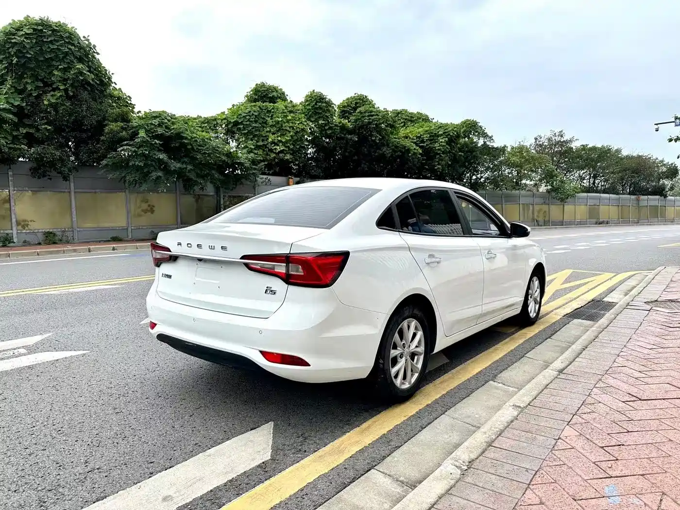 Фото 7 - Roewe i5