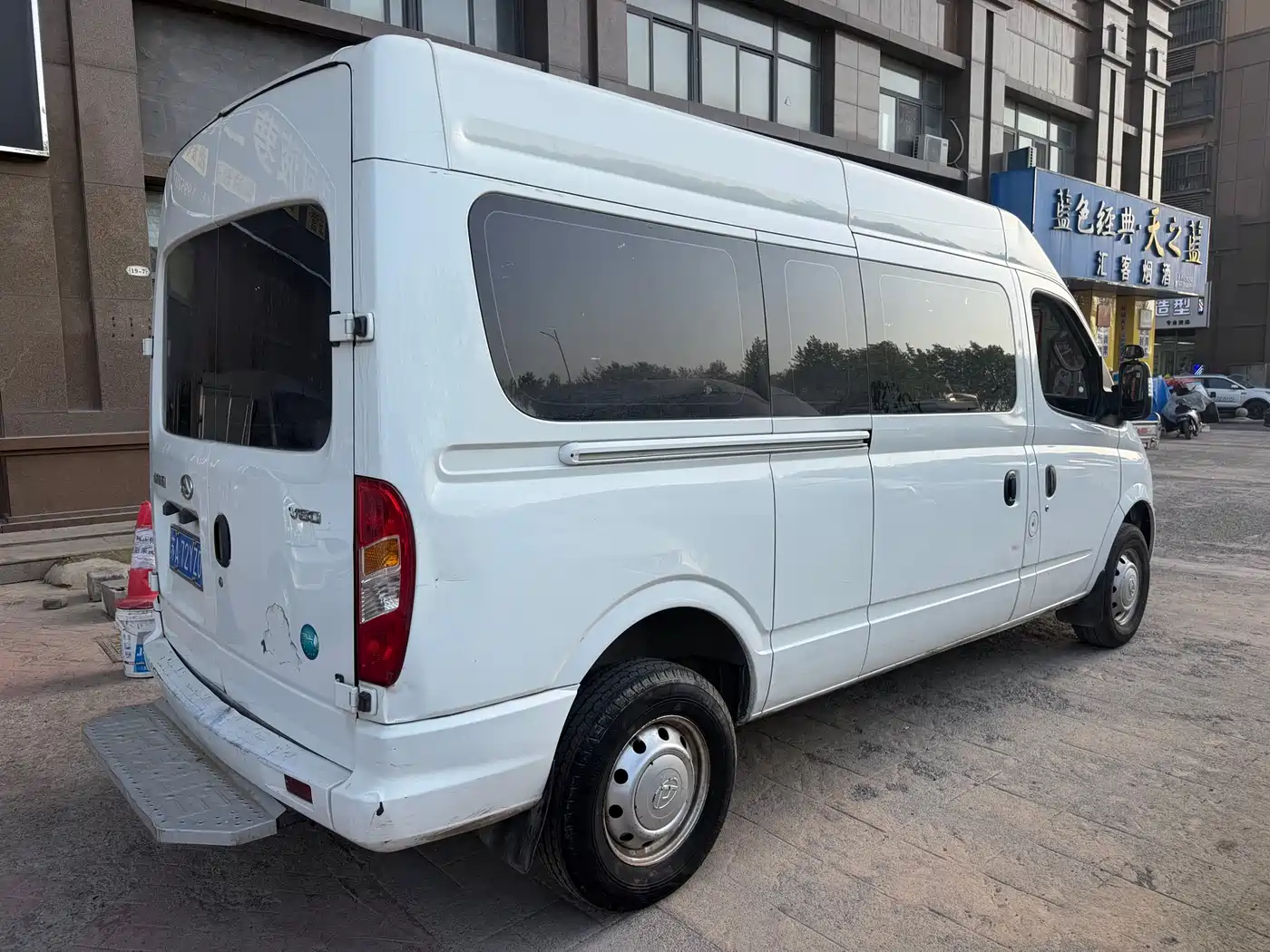 SAIC Maxus Xintu V80 2023 2.0T Manual Classic Aoyun Power Edition Long Wheelbase Medium Roof 6/7/8/9-Seater фото 7