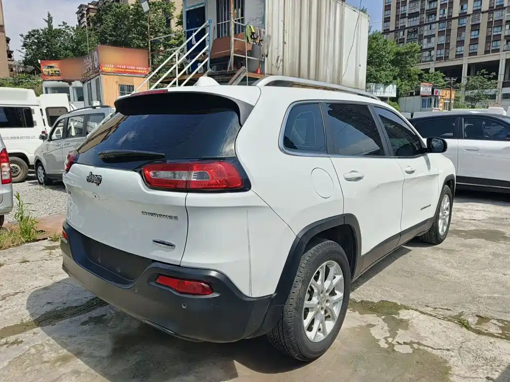 Фото 7 - Jeep Cherokee