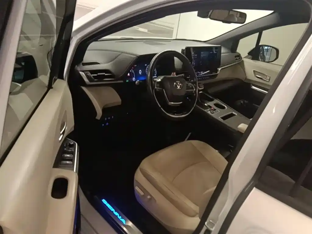 Toyota Sienna 2021 2.5L Hybrid Ultimate Edition фото 23