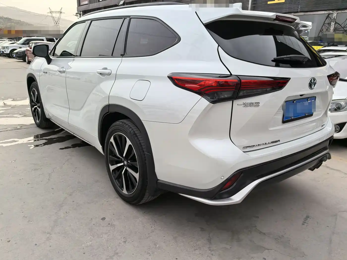 Toyota Crown Kluger 2022 2.5L HEV 4WD Premium Edition фото 4