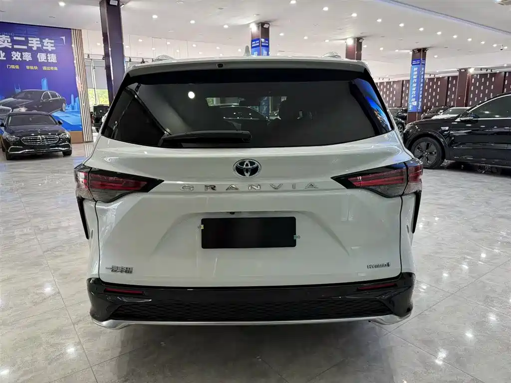 Toyota Granvia 2023 2.5L Hybrid Prestige PLUS Edition фото 4