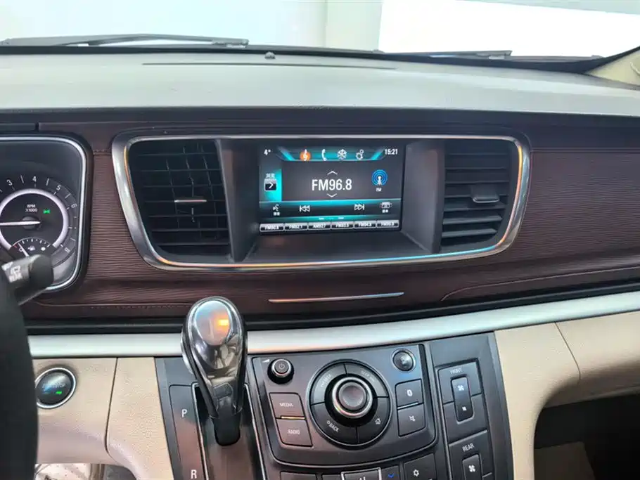 Buick GL8 2018 28T Premium Model China VI фото 13