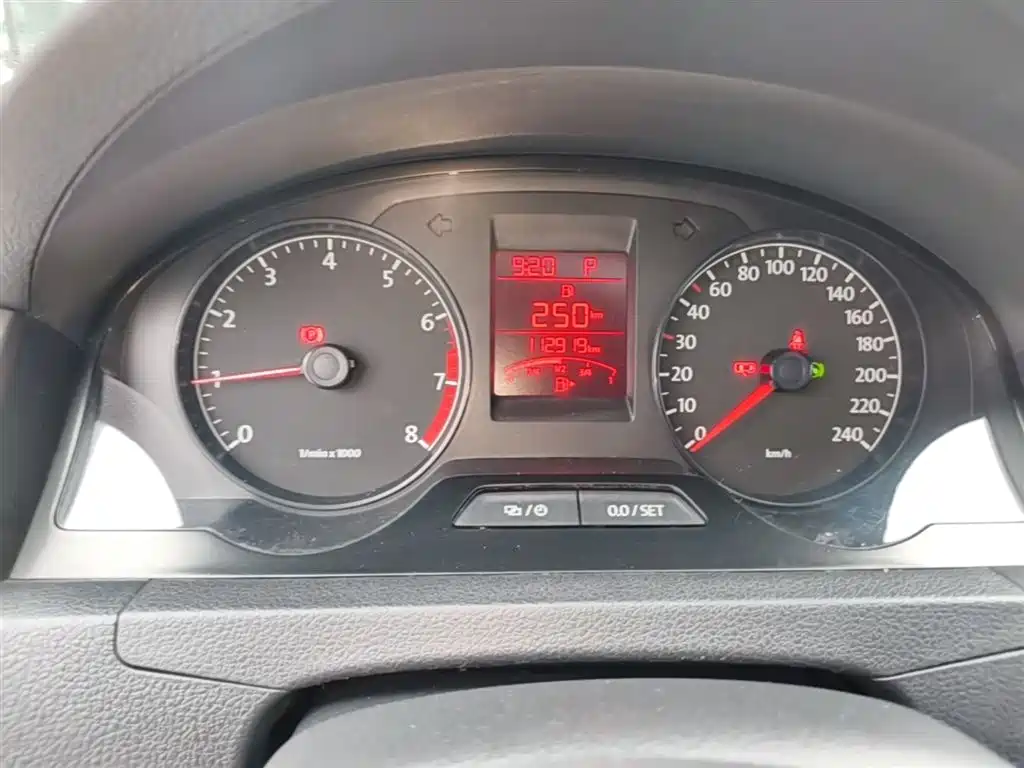 Volkswagen Santana 2013 1.6L Automatic Comfort Edition фото 12