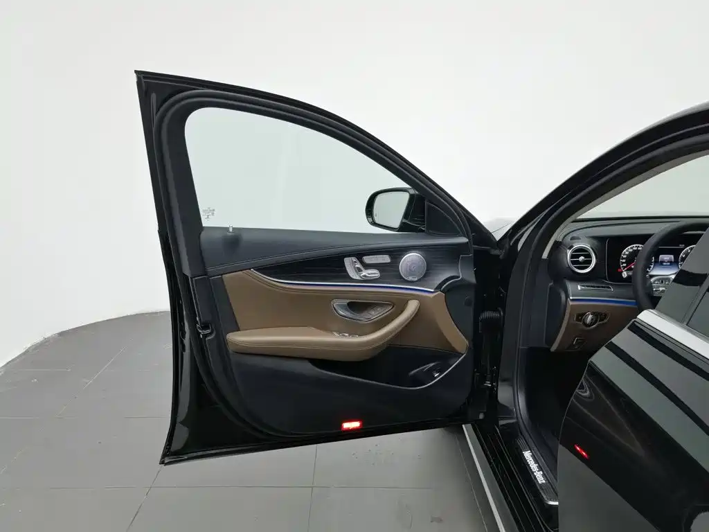 Photo 8 - Mercedes-Benz E-Class