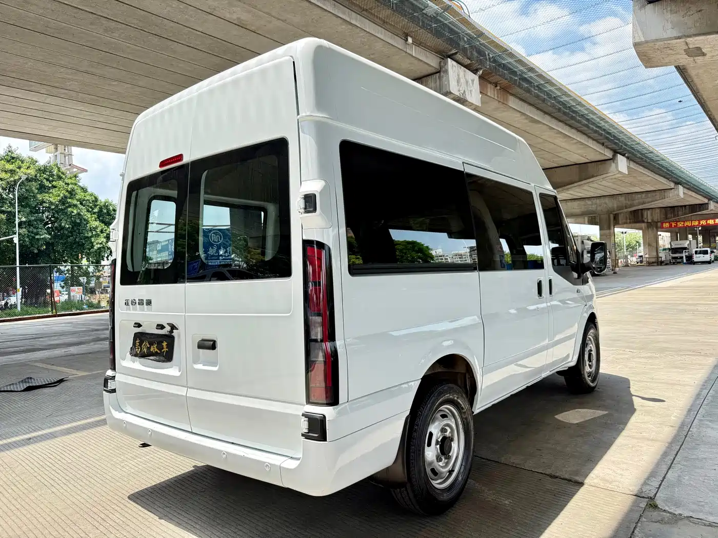 Jiangling JMC Fushun 2025 2025 Model 2.0T 6MT Diesel Short Wheelbase Medium-High Roof Commercial MPV 5/6 Seats