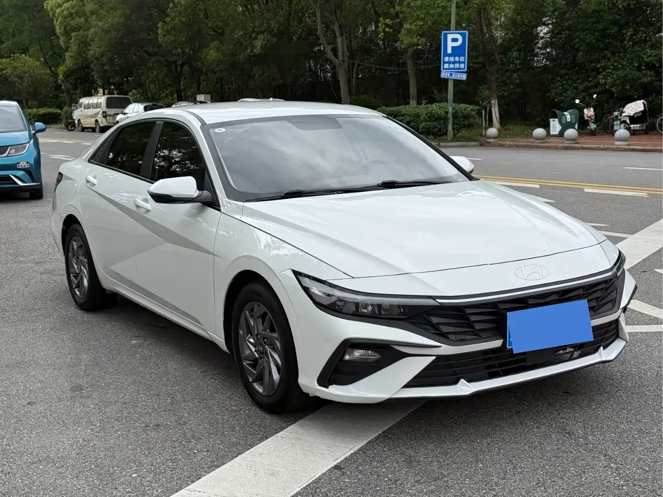 Hyundai Elantra 2023 1.5L CVT GLS Premium фото 3