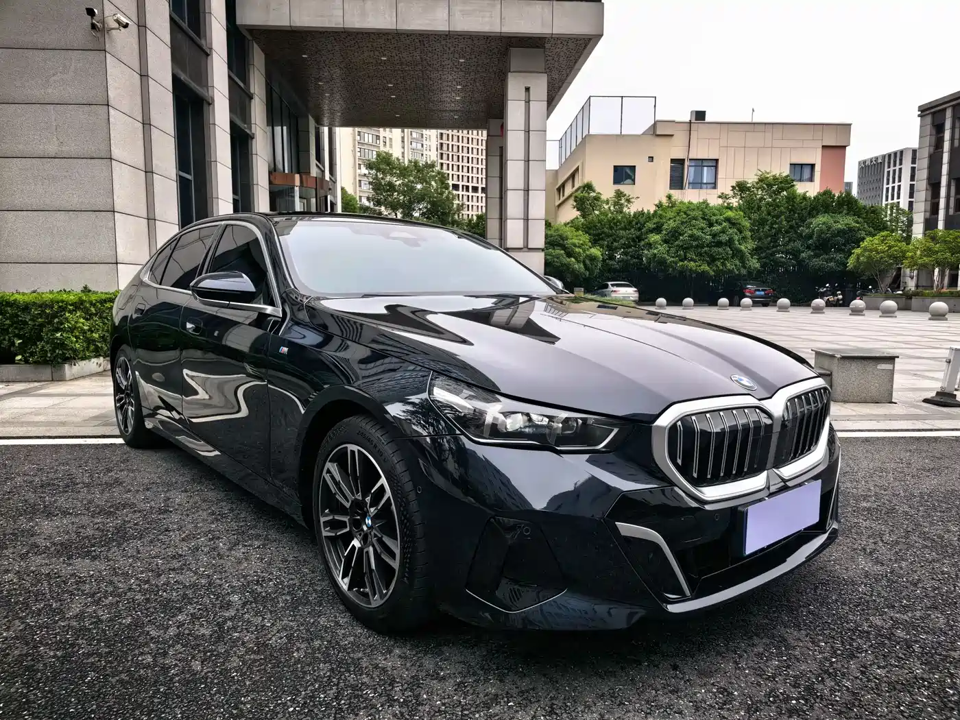 BMW 5 Series 2024 530Li Leading M Sport Package фото 3