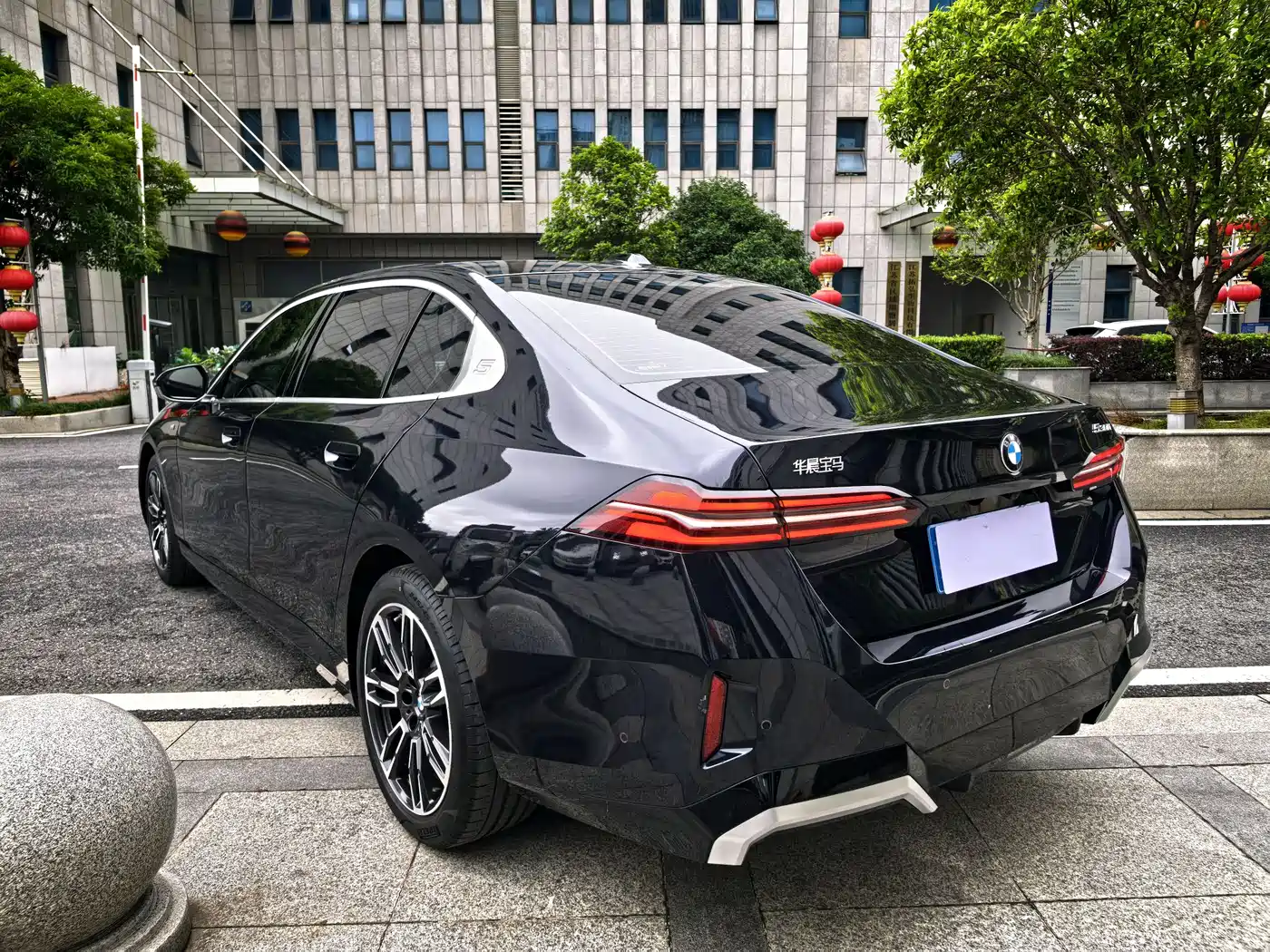 BMW 5 Series 2024 530Li Leading M Sport Package фото 7