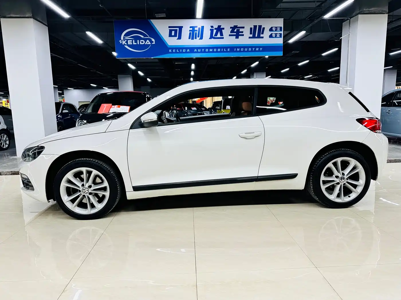 Volkswagen Scirocco 2010 2.0TSI Luxury Edition фото 2