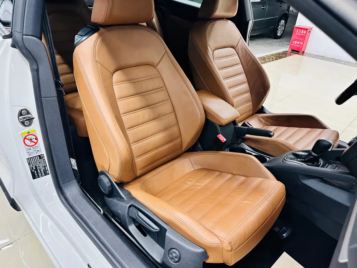 Volkswagen Scirocco 2010 2.0TSI Luxury Edition фото 23